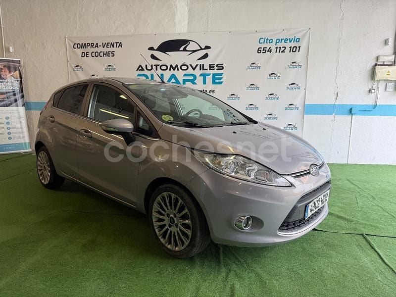 Gris / plata Usado 2012 Ford Fiesta Titanium Berlina | 5995 € (Precio justo) - Imagen 1/4