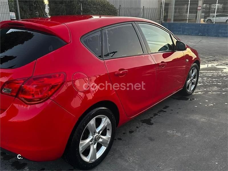 Rojo Usado 2012 Opel Astra Enjoy Berlina | 4500 € (Precio justo) - Imagen 1/4