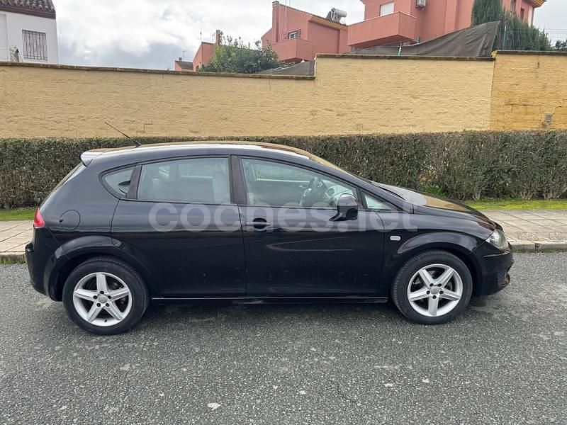 Usado Seat Leon Style 105 CV (77 kW) 2010 Negro Berlina