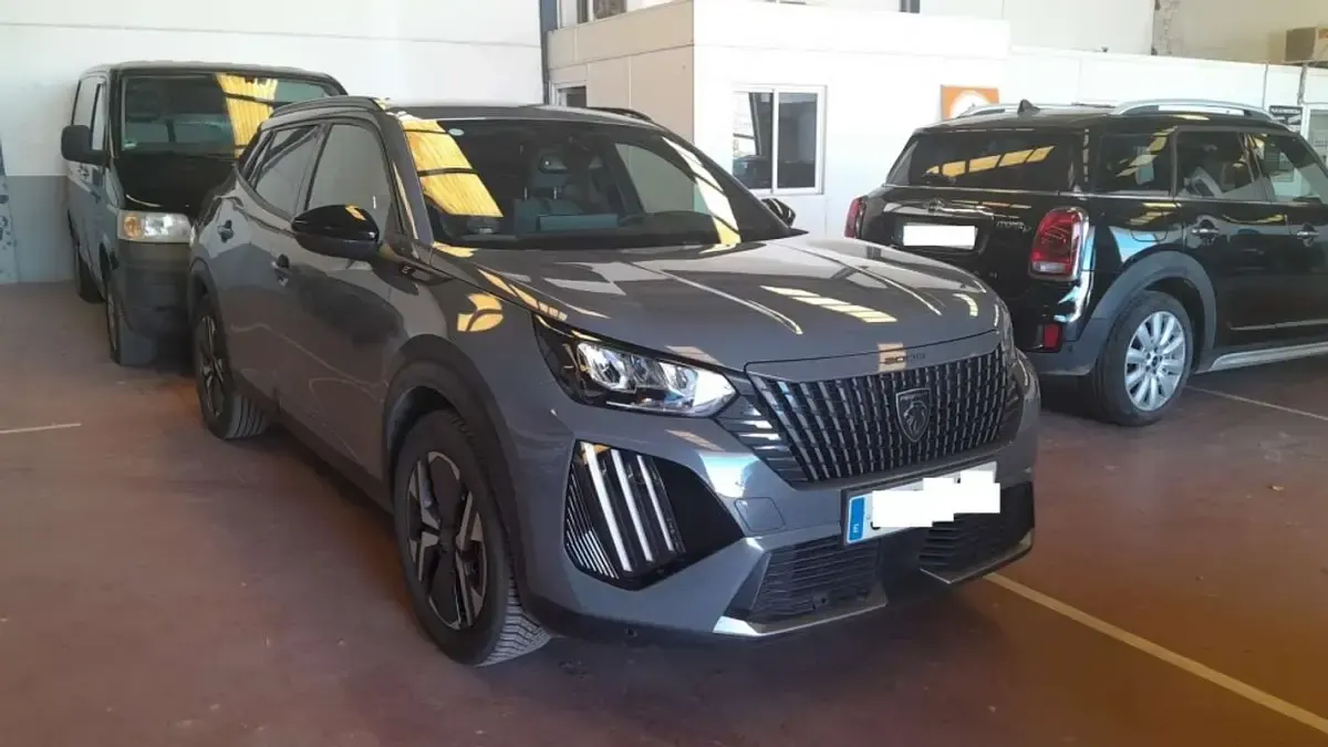 Usado Peugeot e-2008 Allure 114 kW (156 CV) 2024 Gris SUV