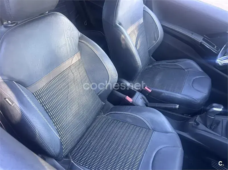 Usado Peugeot 208 Allure 120 CV (88 kW) 2013 Rojo Utilitario