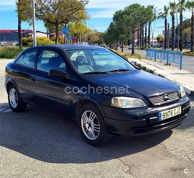 Usado Opel Astra Club 80 CV (58 kW) 2003 Negro Berlina