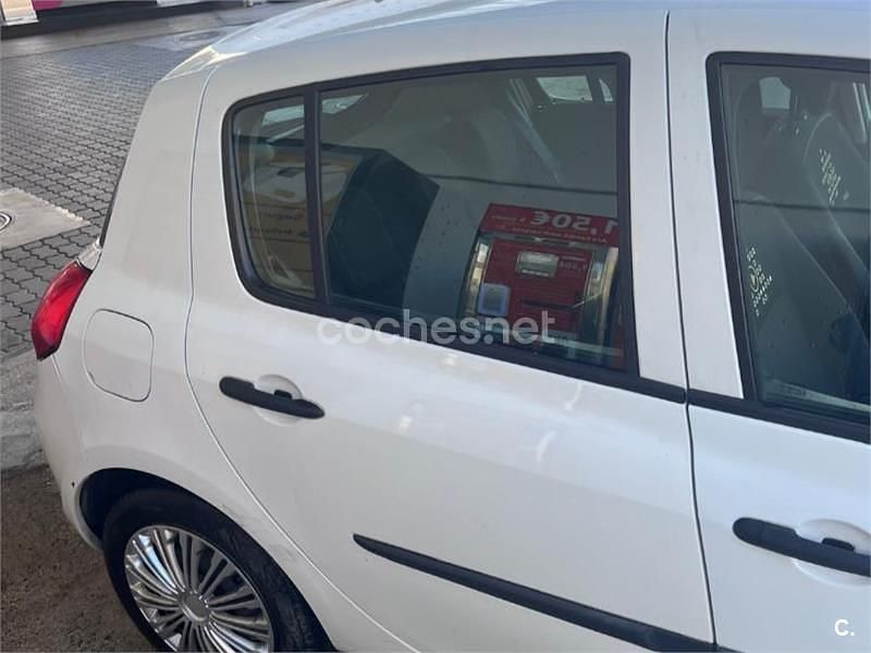 Usado Renault Clio IV Authentique 75 CV (55 kW) 2012 Blanco Berlina