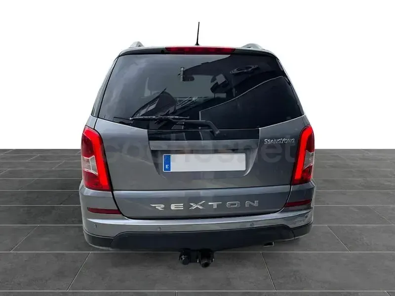 Usado SsangYong Rexton Limited 155 CV (114 kW) 2014 Gris / plata SUV