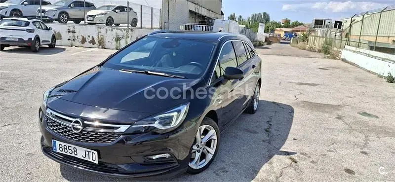 Usado Opel Astra Excellence 136 CV (100 kW) 2016 Negro Familiar