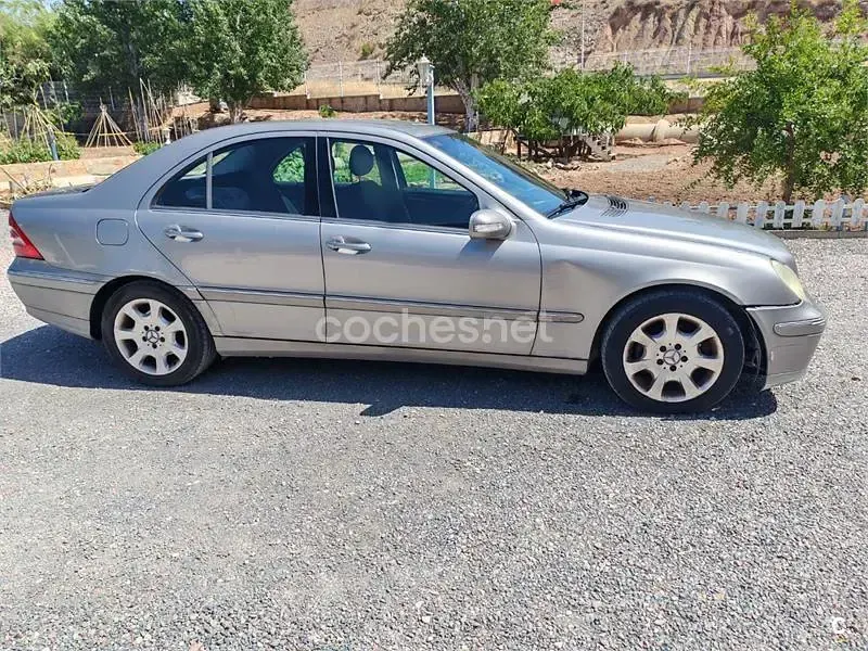 Usado Mercedes C200 Elegance 116 CV (85 kW) 2004 Gris / plata Berlina