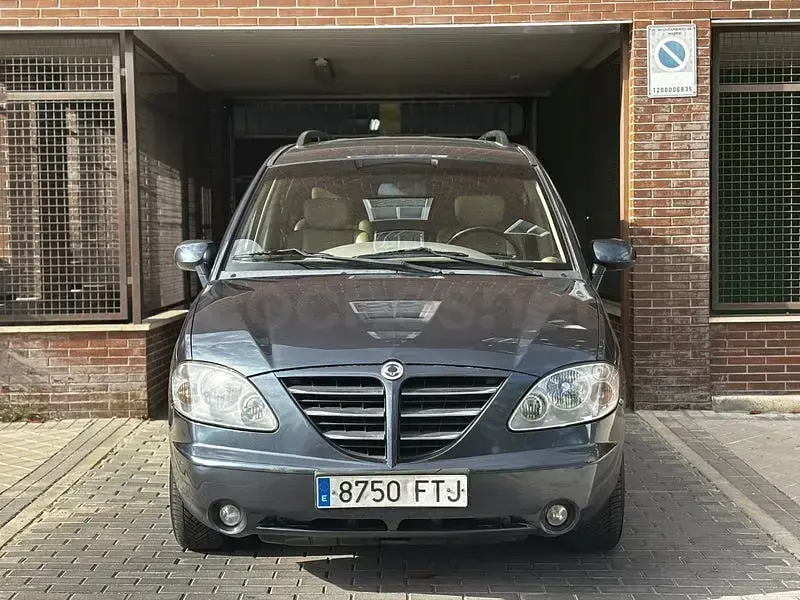 Usado SsangYong Rodius Limited 165 CV (121 kW) 2007 Gris / plata Monovolumen