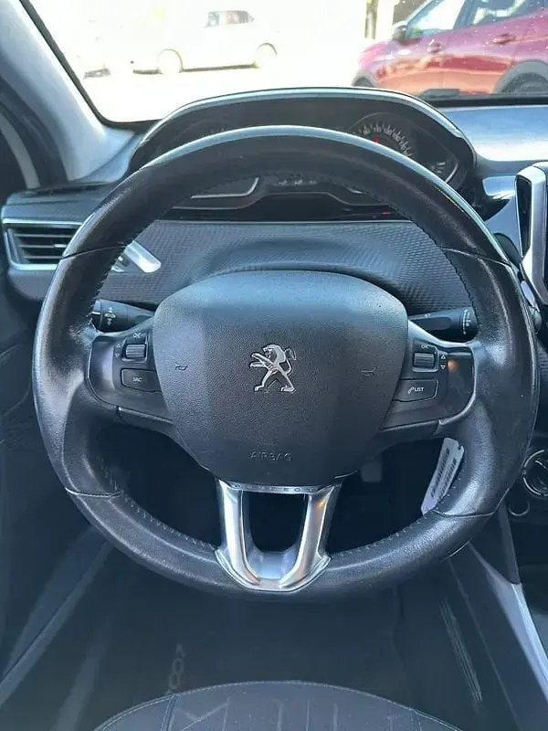 Usado Peugeot 2008 Style 100 CV (73 kW) 2019 Blanco SUV