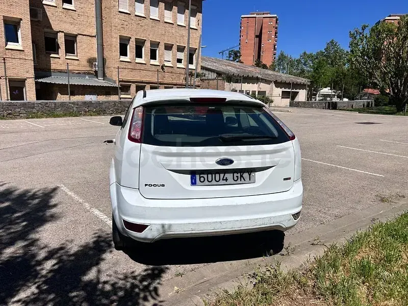 Usado Ford Focus Trend 90 CV (66 kW) 2009 Blanco Berlina