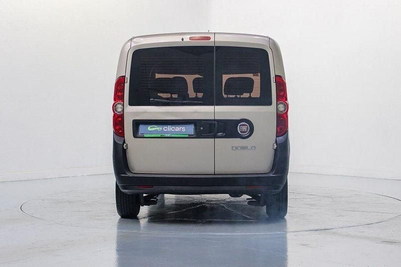 Usado Fiat Doblò Active 90 CV (66 kW) 2015 Amarillo Monovolumen