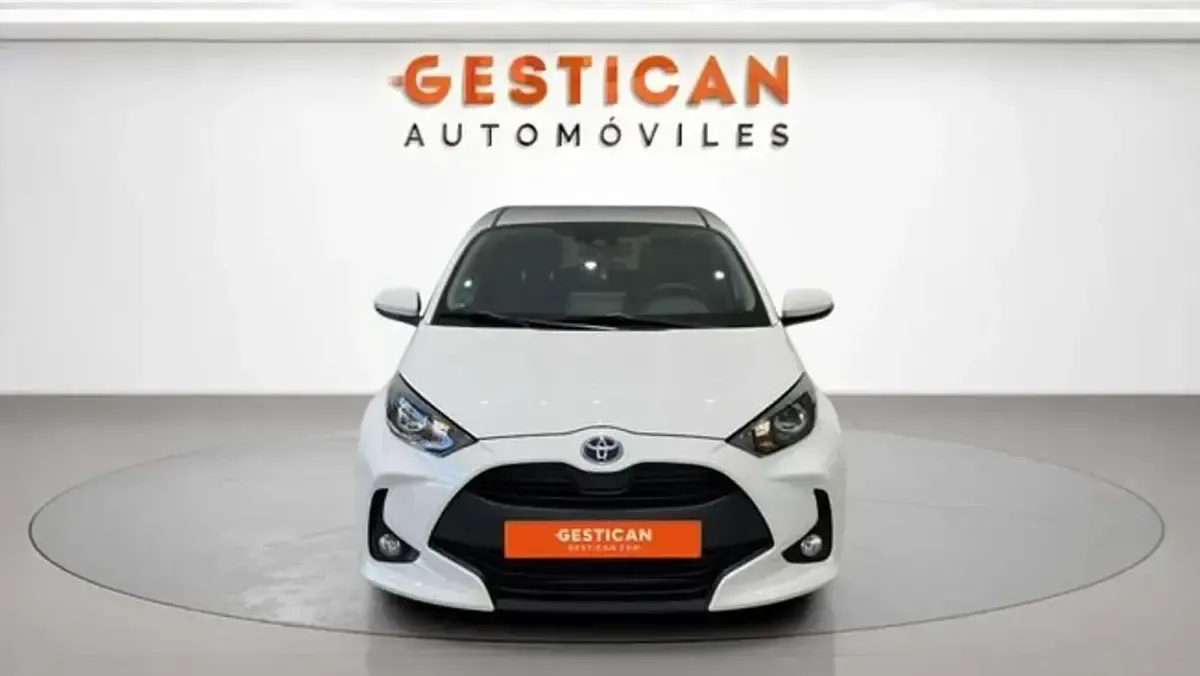 Usado Toyota Yaris Active 116 CV (85 kW) 2022 Blanco Utilitario