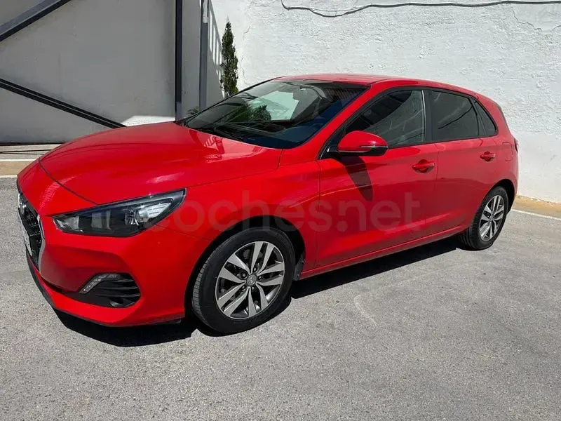 Usado Hyundai i30 120 CV (88 kW) 2020 Rojo Berlina