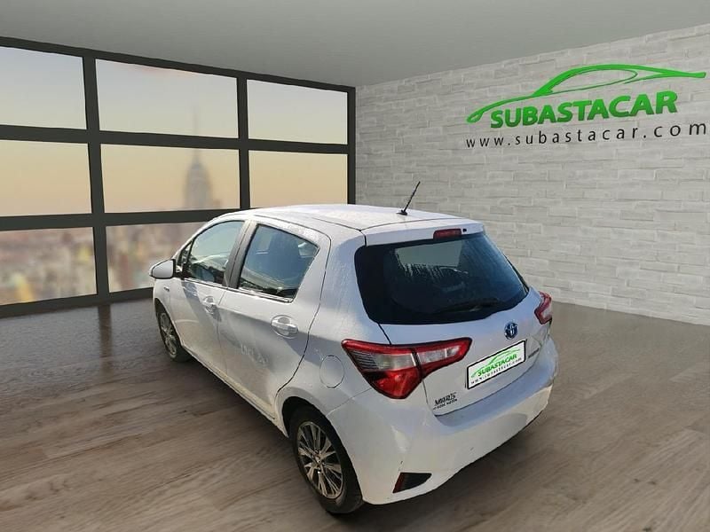 Usado Toyota Yaris Hybrid Active 100 CV (73 kW) 2019 Blanco