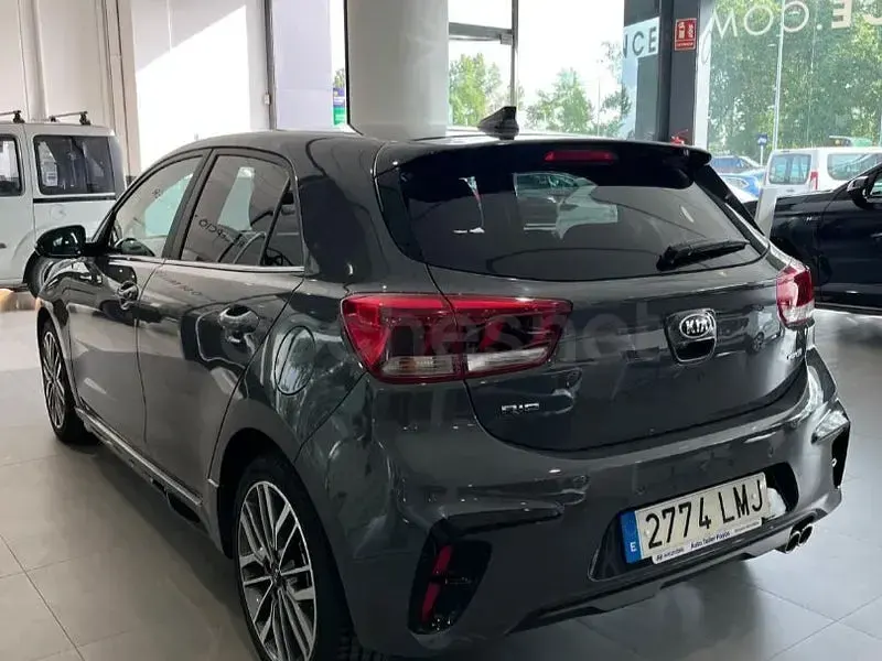 Usado Kia Rio GT-Line 84 CV (61 kW) 2021 Gris / plata Berlina