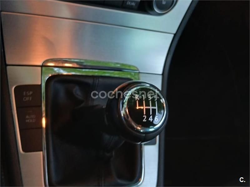 Usado VW Passat Highline 160 CV (117 kW) 2010 Gris / plata Familiar