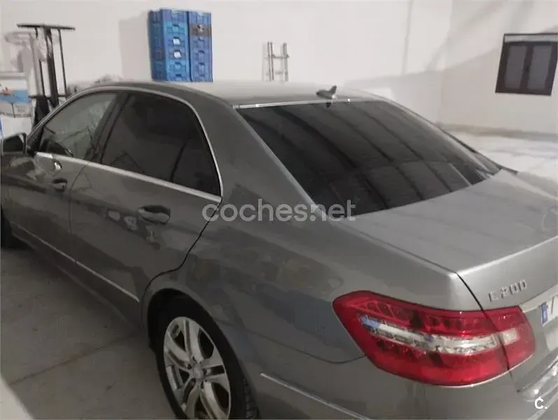 Usado Mercedes E200 Avantgarde 136 CV (100 kW) 2009 Gris / plata Berlina
