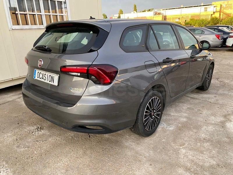 Usado Fiat Tipo Cross 130 CV (95 kW) 2022 Gris / plata Familiar