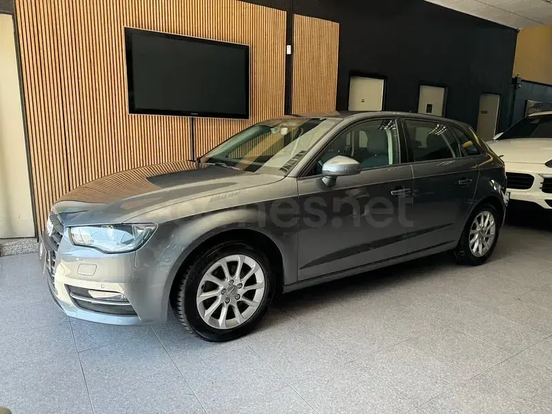 Usado Audi A3 Attraction 150 CV (110 kW) 2015 Gris / plata Berlina