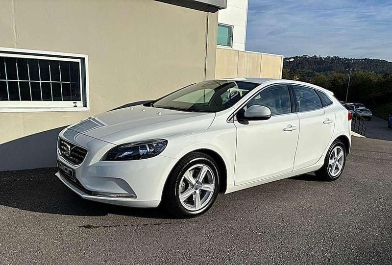 Blanco Usado 2015 Volvo V40 Momentum Utilitario | 11.800 € (Un poco caro) - Imagen 1/4