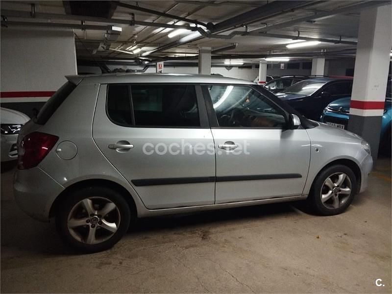 Usado Skoda Fabia Style 90 CV (66 kW) 2011 Gris / plata Berlina