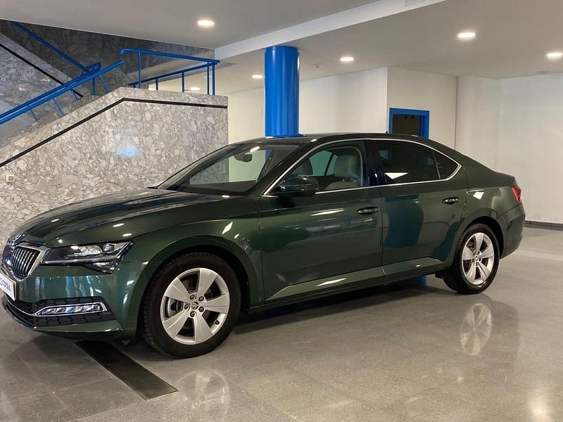 Usado Skoda Superb Ambition 150 CV (110 kW) 2021 Verde esmeralda metalizado Familiar