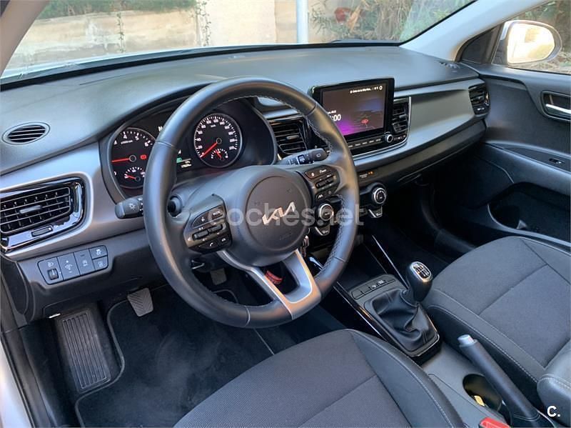 Usado Kia Rio GT-Line 100 CV (73 kW) 2023 Gris / plata Berlina