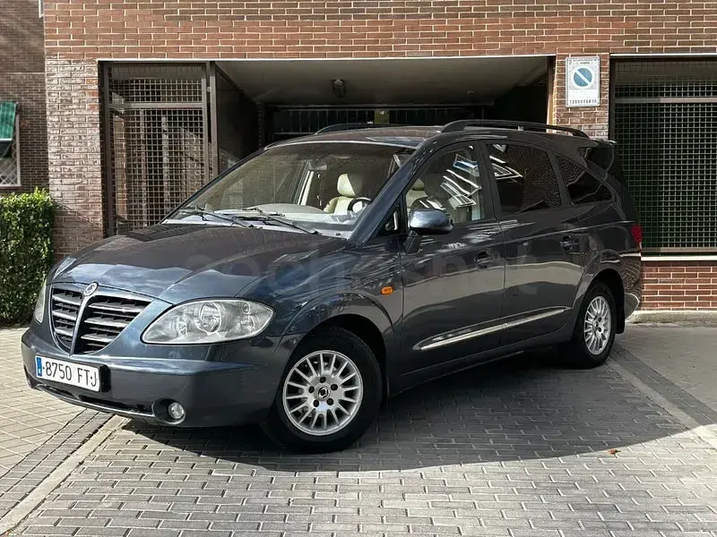 Usado SsangYong Rodius Limited 165 CV (121 kW) 2007 Gris / plata Monovolumen