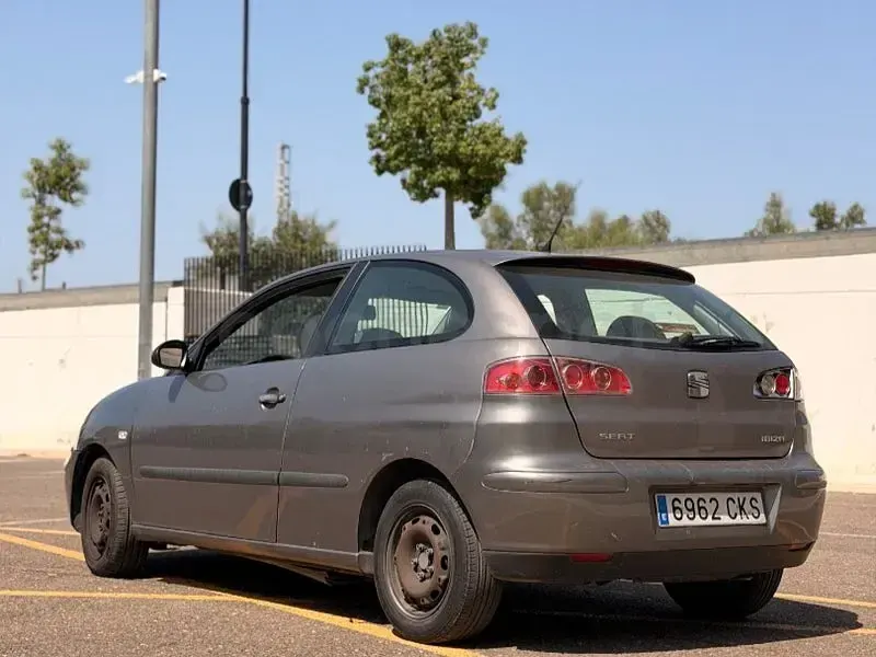 Usado Seat Ibiza 75 CV (55 kW) 2004 Gris / plata Utilitario