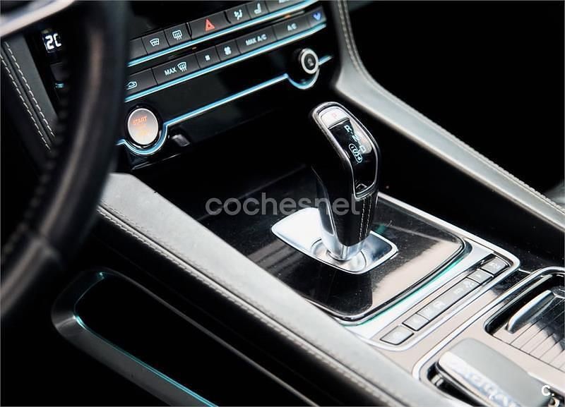 Usado Jaguar F-Pace SVR 550 CV (404 kW) 2019 Negro SUV