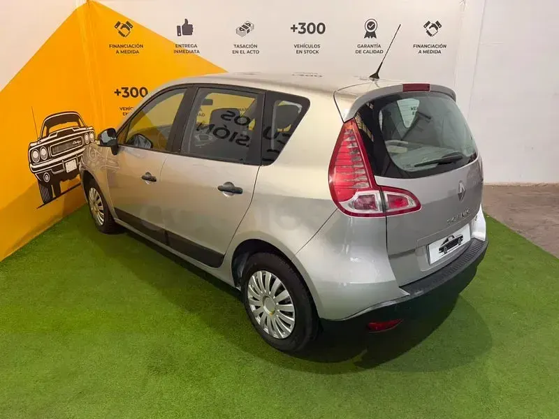 Usado Renault Scénic III 85 CV (62 kW) 2010 Gris / plata Monovolumen