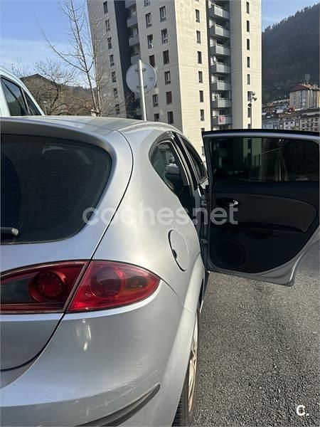 Usado Seat Leon Sport 105 CV (77 kW) 2007 Gris / plata Berlina