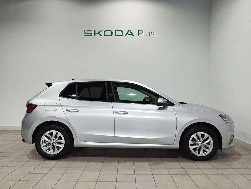 Usado Skoda Fabia Selection 95 CV (69 kW) 2024 Gris plata Berlina