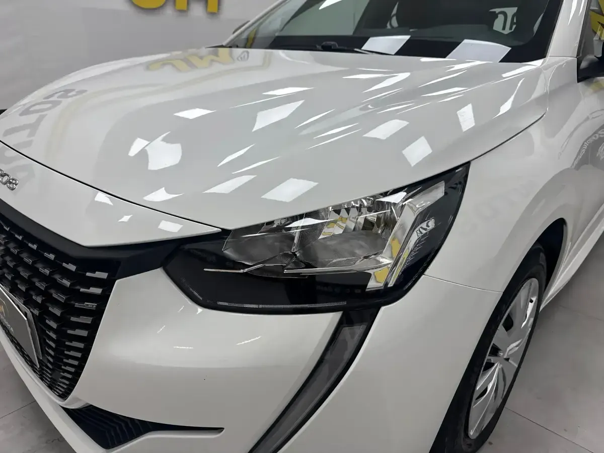 Usado Peugeot 208 Active 100 CV (73 kW) 2022 Blanco Utilitario