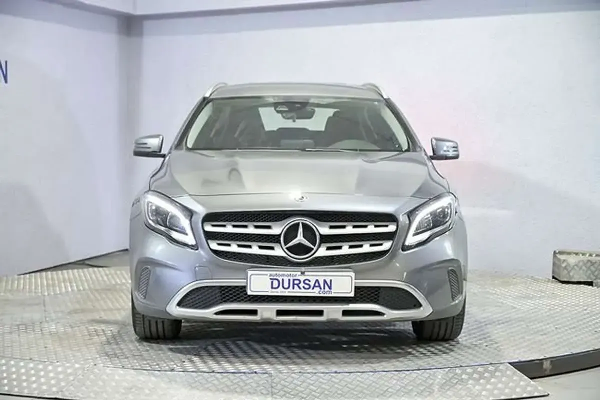 Usado Mercedes GLA180 122 CV (89 kW) 2019 Gris SUV
