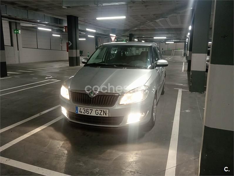 Usado Skoda Fabia Style 105 CV (77 kW) 2010 Gris / plata Berlina
