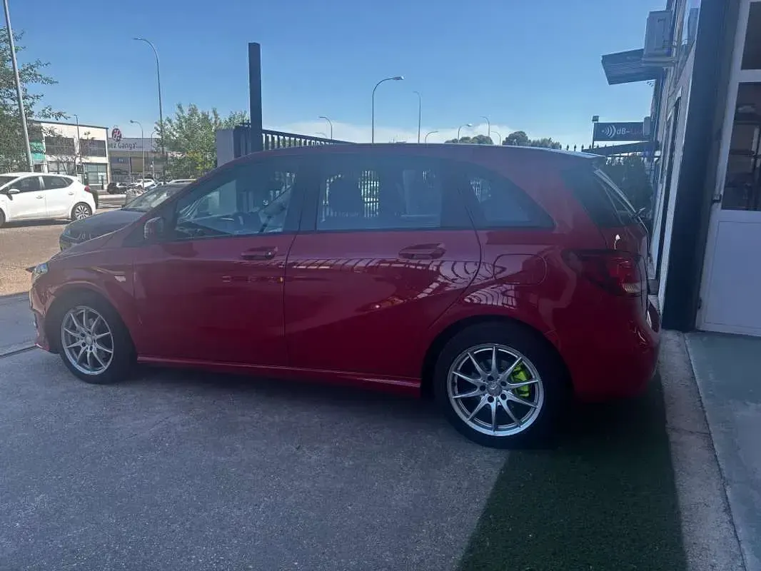 Usado Mercedes B180 109 CV (80 kW) 2016 Rojo Utilitario