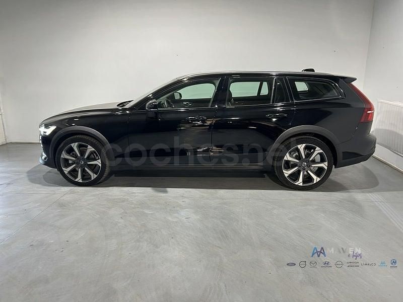 Usado Volvo V60 CC Core 197 CV (144 kW) 2023 Negro Familiar