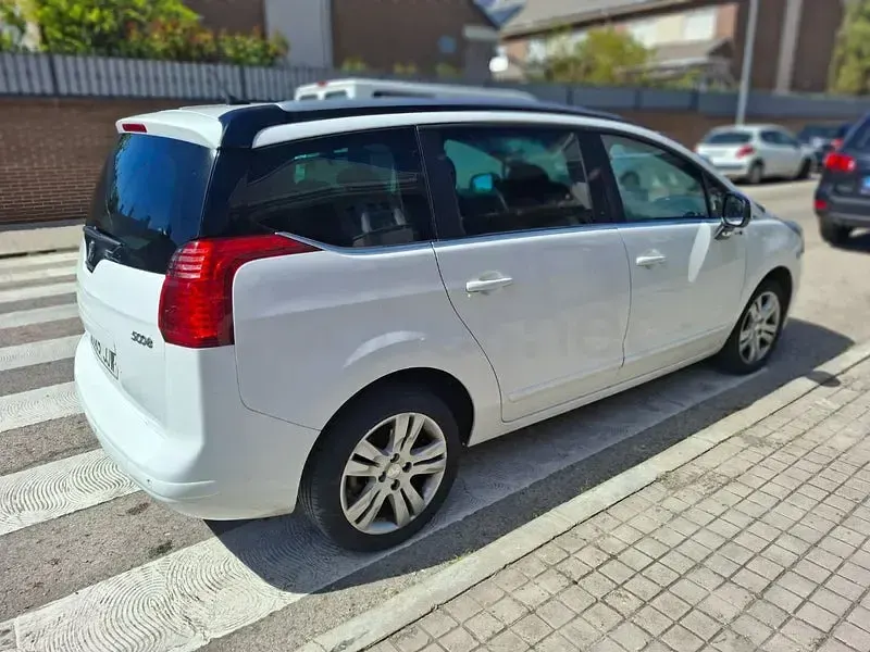 Usado Peugeot 5008 Allure 130 CV (95 kW) 2016 Blanco Monovolumen