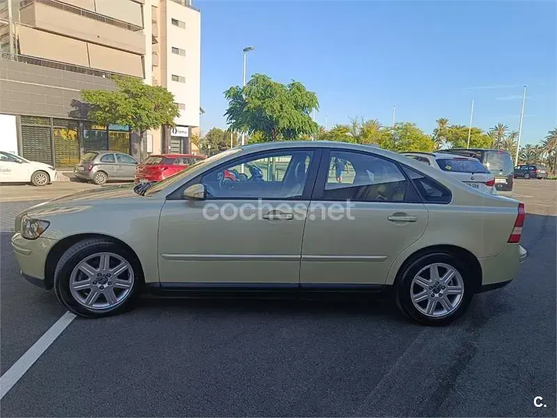 Usado Volvo S40 Summum 170 CV (125 kW) 2005 Beige Berlina