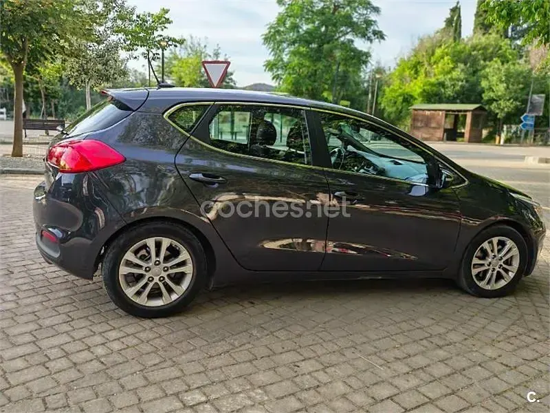 Usado Kia Ceed GT 90 CV (66 kW) 2015 Negro Berlina