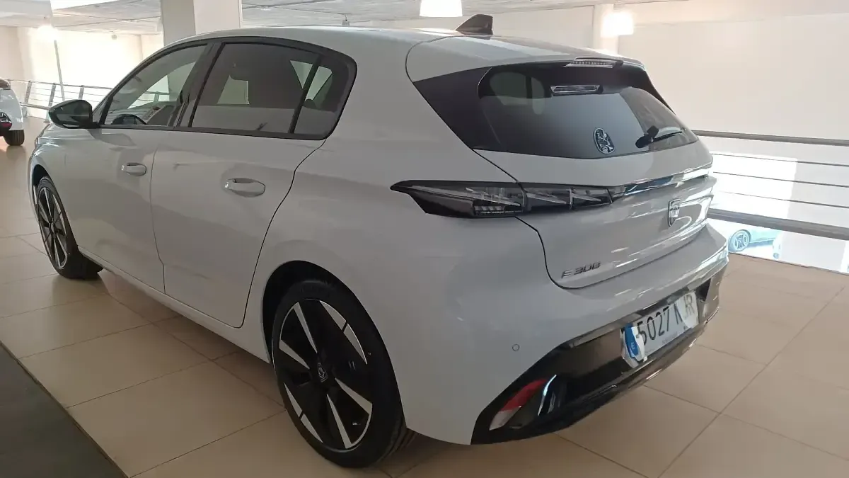 Nuevo Peugeot e-208 Allure 114 kW (156 CV) 2025 Blanco Utilitario