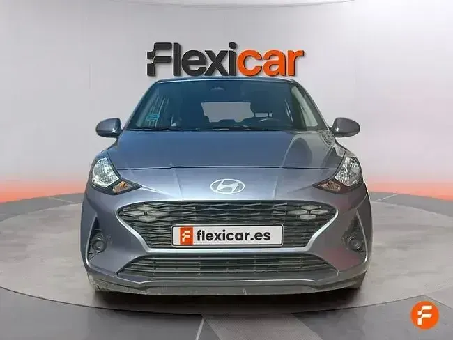 Usado Hyundai i10 67 CV (49 kW) 2024 Gris Utilitario