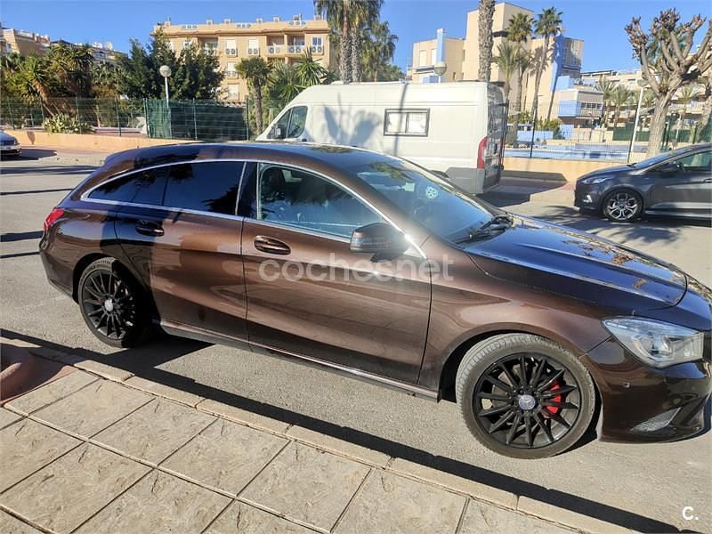 Usado Mercedes CLA220 Shooting Brake 177 CV (130 kW) 2015 Marrón Familiar