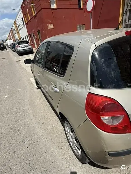 Begagnad Renault Clio II Authentique 75 HK (55 kW) 2007 Beige Sedan