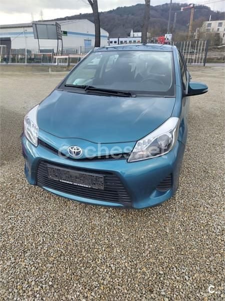 Usado Toyota Yaris Hybrid Active 100 CV (73 kW) 2013 Azul Berlina