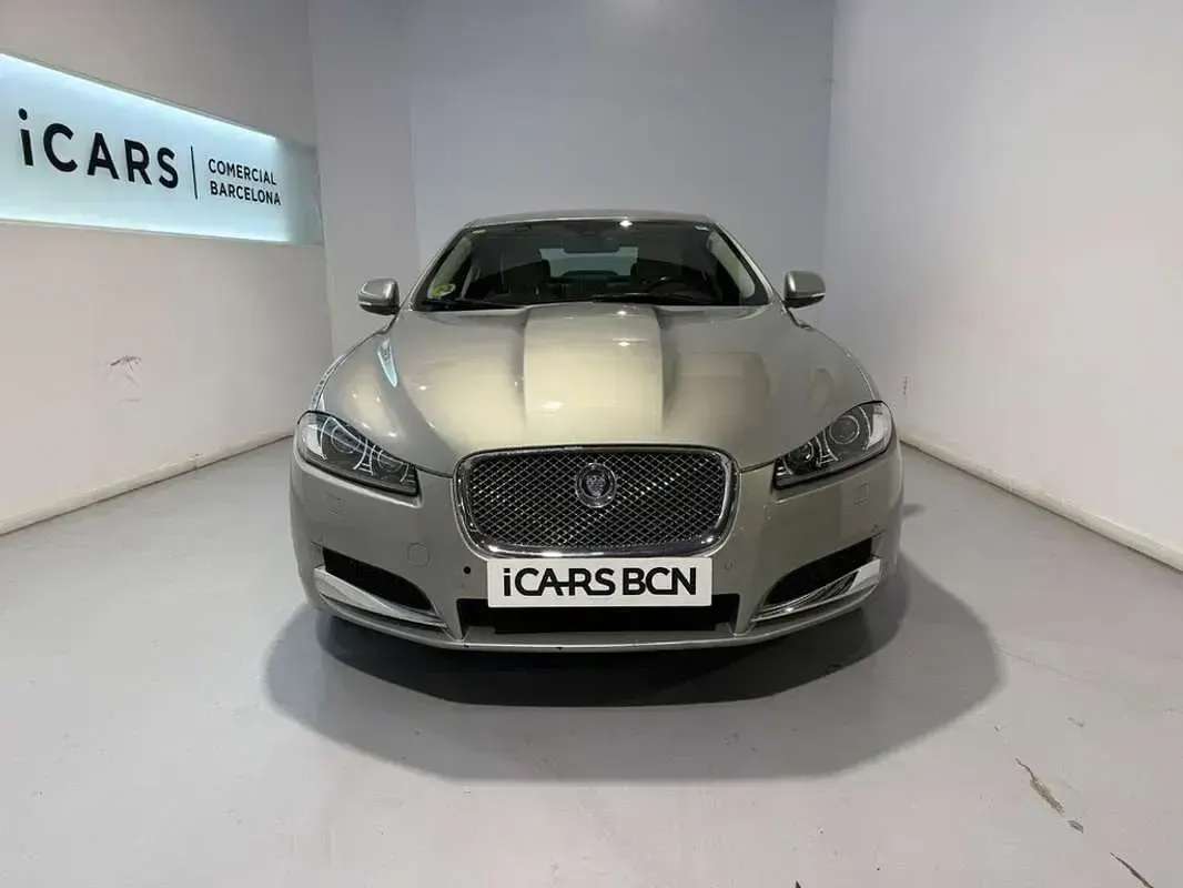 Usado Jaguar XF Premium Luxury 240 CV (176 kW) 2012 Gris / plata Berlina