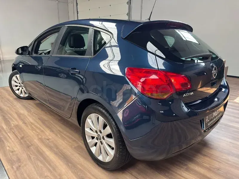 Usado Opel Astra Cosmo 110 CV (80 kW) 2010 Azul Berlina