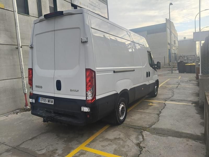 Usado Iveco Daily 136 CV (100 kW) 2019 Blanco Monovolumen