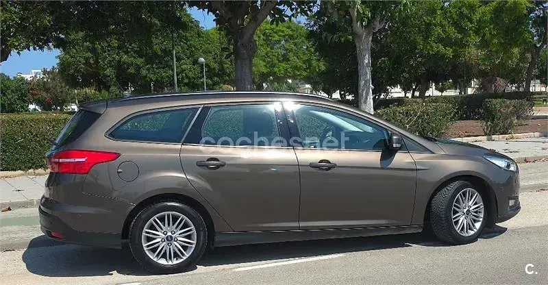 Usado Ford Focus Titanium 120 CV (88 kW) 2018 Marrón Familiar