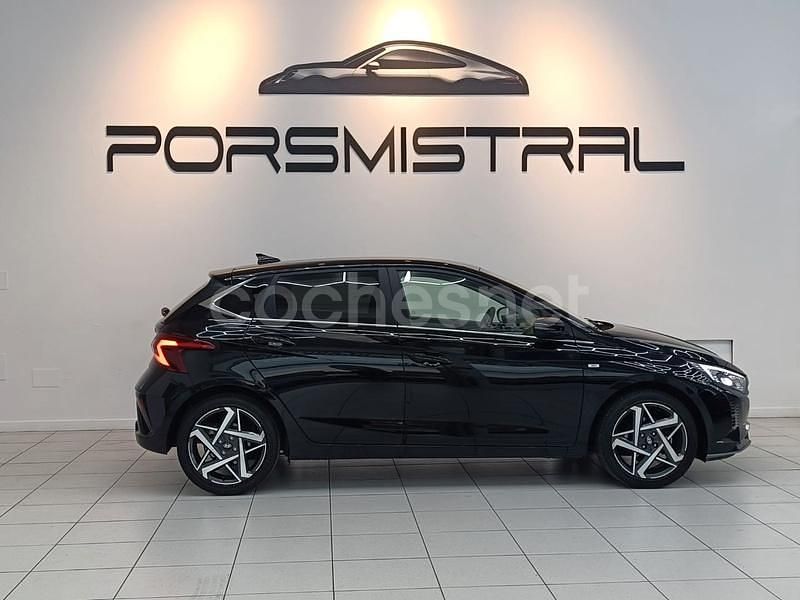 Usado Hyundai i20 100 CV (73 kW) 2023 Negro Berlina